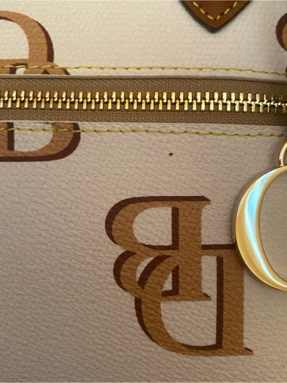 Dooney & Bourke - LIKE NEW - Monogram Tote in beige/ivory with tan leather trim - Picture 16 of 16